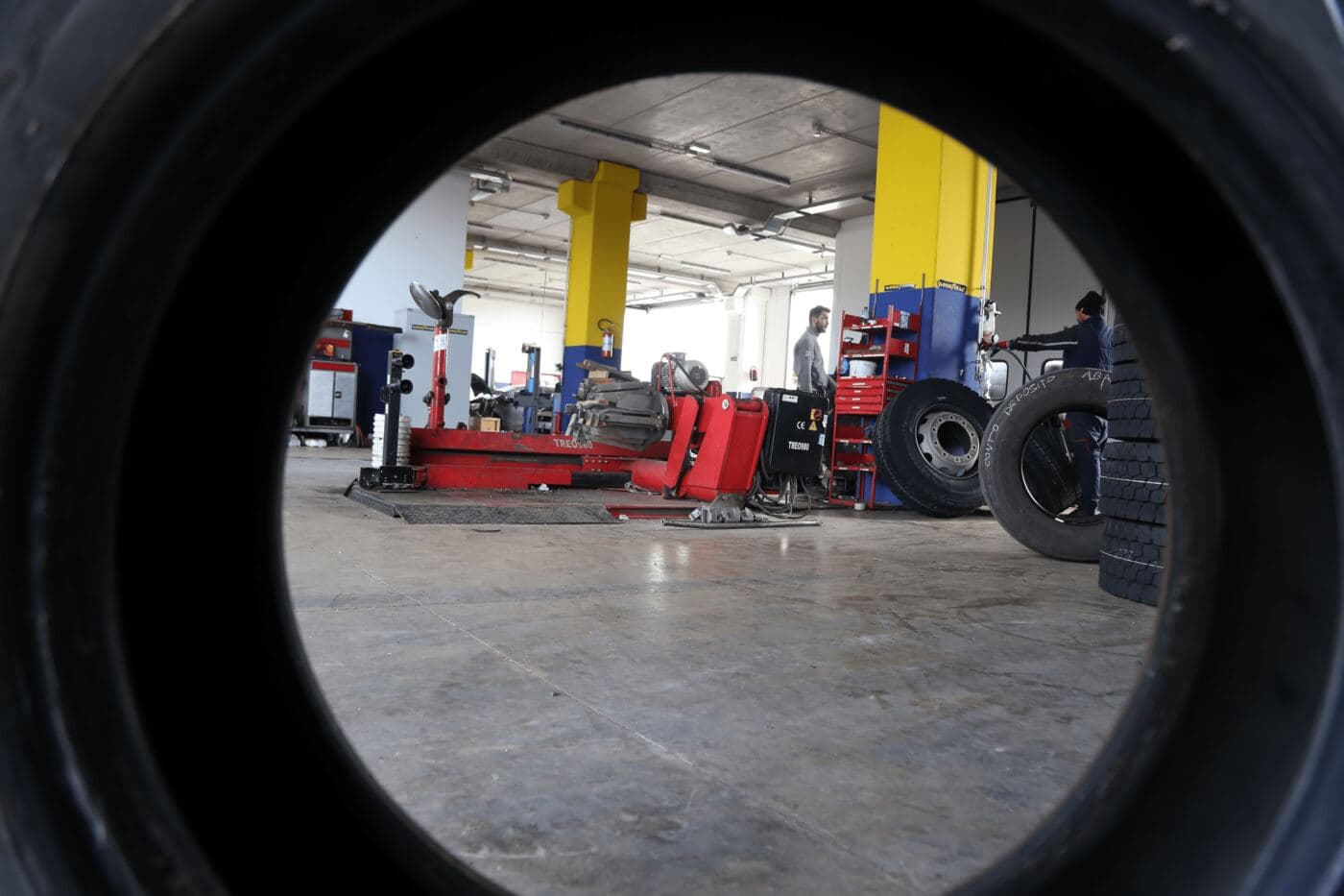 L'officina vista attraverso uno pneumatico